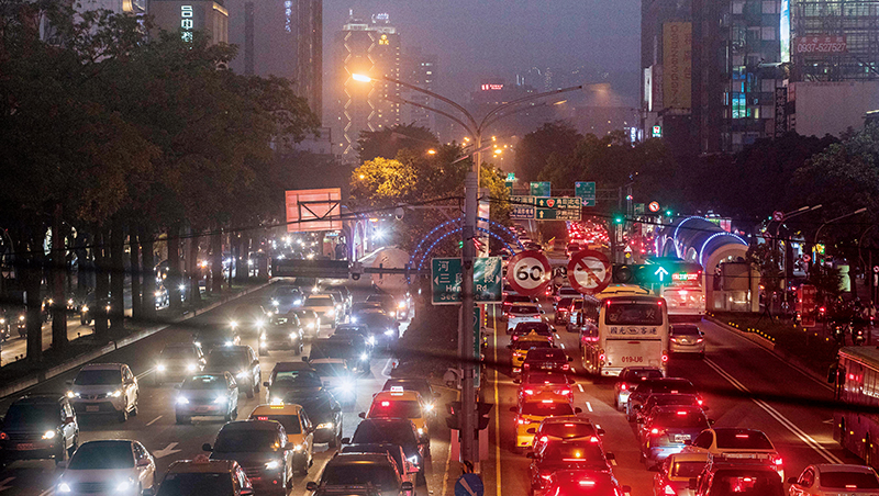 滿街的公車、卡車、機車是台灣空污主要來源之一。歐美先進國家為了減空污、減碳都有明確的燃油車退場時間與強制上路政策，但台灣碰到了阻礙，時程表便消失的無影無蹤